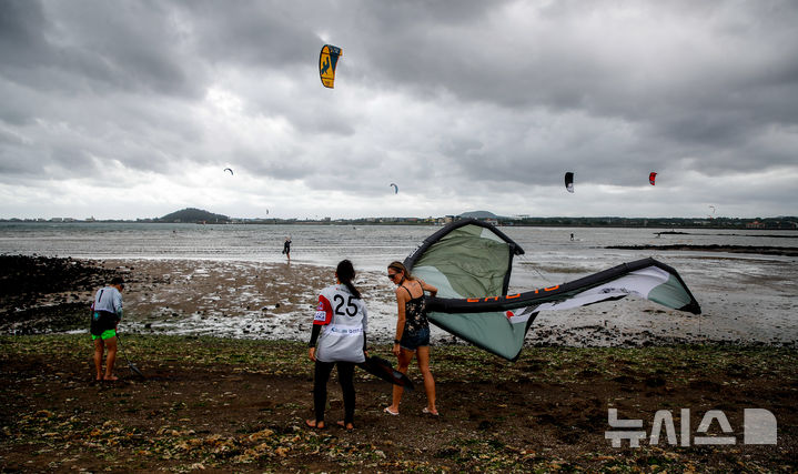 [제주=뉴시스] 우장호 기자 = 19일 오전 제주시 구좌읍 종달리 해변에서 열린 제3회 제주국제슈퍼컵카이트보딩대회 참가자들이 연습을 위해 바다로 향하고 있다,이 대회에는 홍콩·스위스·중국·영국·프랑스·베트남·필리핀·러시아·미국·태국·몽골·대만·일본·싱가포르·대한민국 등 전 세계 15개국 200여명의 선수들이 참가했다. 2025.09.19. woo1223@newsis.com