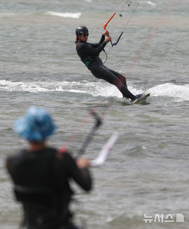 [제주=뉴시스] 우장호 기자 = 19일 오전 제주시 구좌읍 종달리 해변에서 열린 제3회 제주국제슈퍼컵카이트보딩대회 참가자들이 본대회 시작에 앞서 기량을 점검하고 있다. 이 대회에는 홍콩·스위스·중국·영국·프랑스·베트남·필리핀·러시아·미국·태국·몽골·대만·일본·싱가포르·대한민국 등 전 세계 15개국 200여명의 선수들이 참가했다. 2025.09.19. woo1223@newsis.com