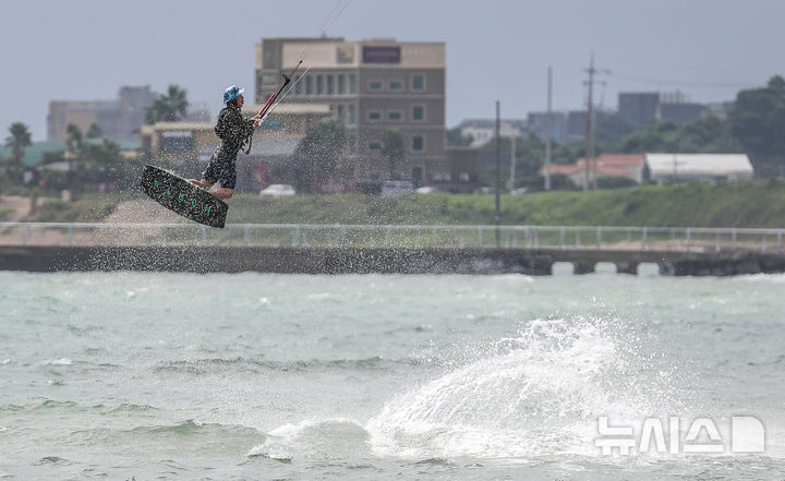 [제주=뉴시스] 우장호 기자 = 19일 오전 제주시 구좌읍 종달리 해변에서 열린 제3회 제주국제슈퍼컵카이트보딩대회 참가자들이 본대회 시작에 앞서 기량을 점검하고 있다. 이 대회에는 홍콩·스위스·중국·영국·프랑스·베트남·필리핀·러시아·미국·태국·몽골·대만·일본·싱가포르·대한민국 등 전 세계 15개국 200여명의 선수들이 참가했다. 2025.09.19. woo1223@newsis.com