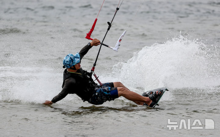 [제주=뉴시스] 우장호 기자 = 19일 오전 제주시 구좌읍 종달리 해변에서 열린 제3회 제주국제슈퍼컵카이트보딩대회 참가자들이 본대회 시작에 앞서 기량을 점검하고 있다. 이 대회에는 홍콩·스위스·중국·영국·프랑스·베트남·필리핀·러시아·미국·태국·몽골·대만·일본·싱가포르·대한민국 등 전 세계 15개국 200여명의 선수들이 참가했다. 2025.09.19. woo1223@newsis.com
