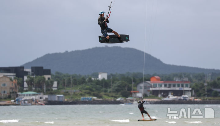 [제주=뉴시스] 우장호 기자 = 19일 오전 제주시 구좌읍 종달리 해변에서 열린 제3회 제주국제슈퍼컵카이트보딩대회 참가자들이 본대회 시작에 앞서 기량을 점검하고 있다. 이 대회에는 홍콩·스위스·중국·영국·프랑스·베트남·필리핀·러시아·미국·태국·몽골·대만·일본·싱가포르·대한민국 등 전 세계 15개국 200여명의 선수들이 참가했다. 2025.09.19. woo1223@newsis.com