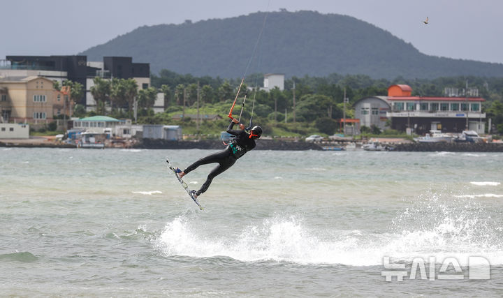 [제주=뉴시스] 우장호 기자 = 19일 오전 제주시 구좌읍 종달리 해변에서 열린 제3회 제주국제슈퍼컵카이트보딩대회 참가자들이 본대회 시작에 앞서 기량을 점검하고 있다. 2025.09.19. woo1223@newsis.com