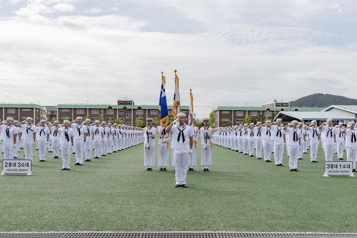 [서울=뉴시스] 19일 경남 창원시 진해구 해군교육사령부 기초군사교육단 연병장에서 열린 해군병 716기 수료식에서 훈련병들이 경례하고 있다. (사진=해군교육사령부 제공) 2025.09.19. photo@newsis.com *재판매 및 DB 금지