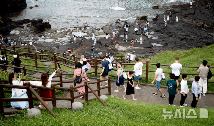 [서귀포=뉴시스] 우장호 기자 = 흐린 날씨를 보인 지난달 19일 오후 제주 서귀포시 성산일출봉에 외국인 관광객들이 찾아와 기암절경을 감상하고 있다. 2025.09.19. woo1223@newsis.com
