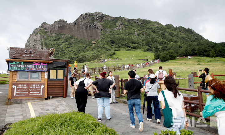 [서귀포=뉴시스] 우장호 기자 = 흐린 날씨를 보인 지난달 19일 오후 제주 서귀포시 성산일출봉에 외국인 관광객들이 찾아와 기암절경을 감상하고 있다. 2025.09.19. woo1223@newsis.com
