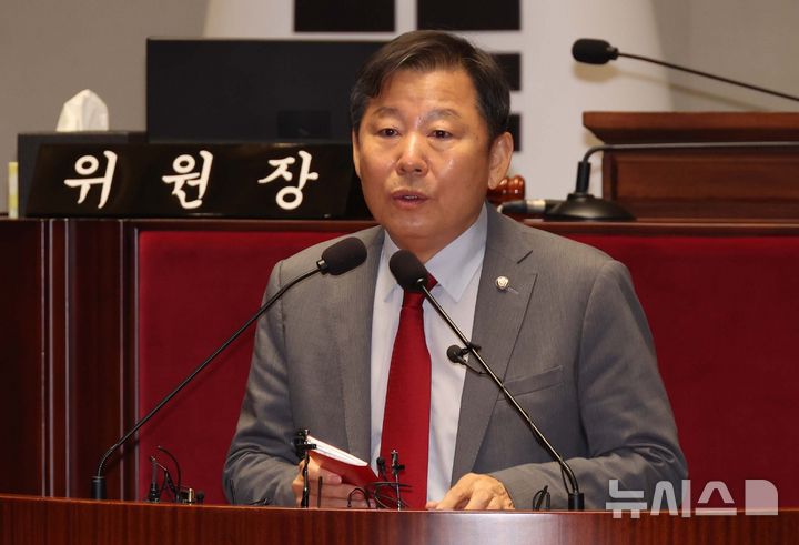 [서울=뉴시스] 조성봉 기자 = 이철규 국민의힘 의원이 지난해 9월19일 서울 여의도 국회에서 열린 의원총회에서 발언하고 있다. 2025.09.19. suncho21@newsis.com