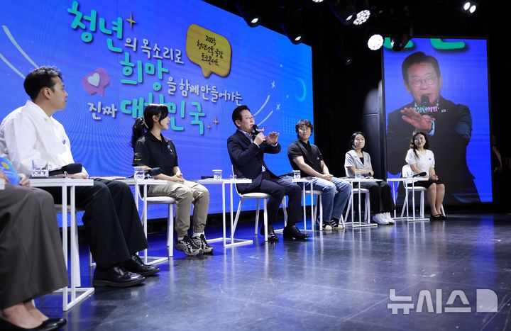 [서울=뉴시스] 최동준 기자 = 이재명 대통령이 19일 서울 마포구 구름아래 소극장에서 열린 2030 청년 소통·공감 토크콘서트에서 발언하고 있다. 2025.09.19. photocdj@newsis.com