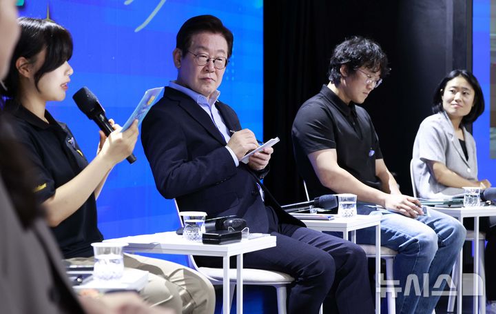 [서울=뉴시스] 최동준 기자 = 이재명 대통령이 19일 서울 마포구 구름아래 소극장에서 열린 2030 청년 소통·공감 토크콘서트에서 참석자 발언을 듣고 있다. 2025.09.19. photocdj@newsis.com