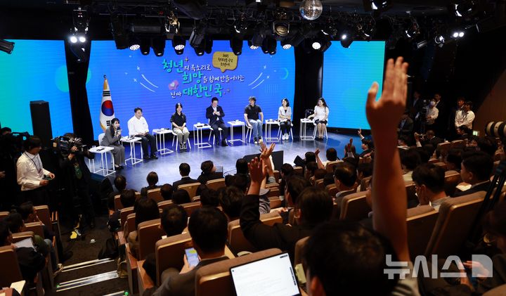 [서울=뉴시스] 최동준 기자 = 이재명 대통령이 19일 서울 마포구 구름아래 소극장에서 열린 2030 청년 소통·공감 토크콘서트에서 참석자의 질문을 받고 있다. 2025.09.19. photocdj@newsis.com