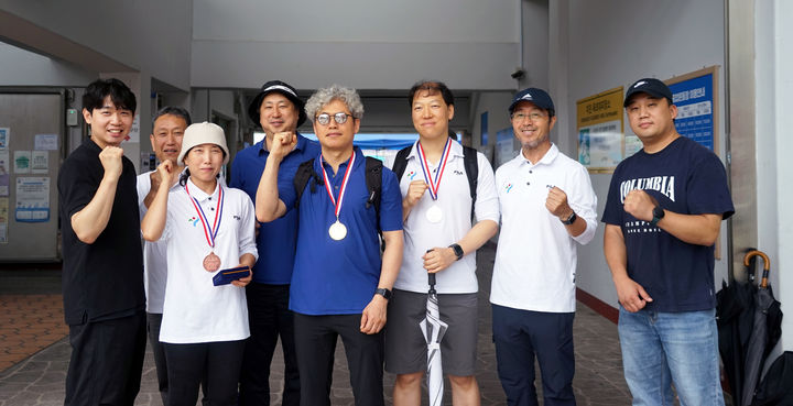 [광주=뉴시스] 광주2025세계장애인양궁선수권대회 출전하는 시각장애인 국가대표 최은주(53·V2·사진 왼쪽 세번째)·김성민(49·V3·왼쪽 5번째)·조종석(48·V1·왼쪽 6번째)·석동은 감독(왼쪽 7번째). (사진=실로암시각장애인복지관 제공). photo@newsis.com *재판매 및 DB 금지