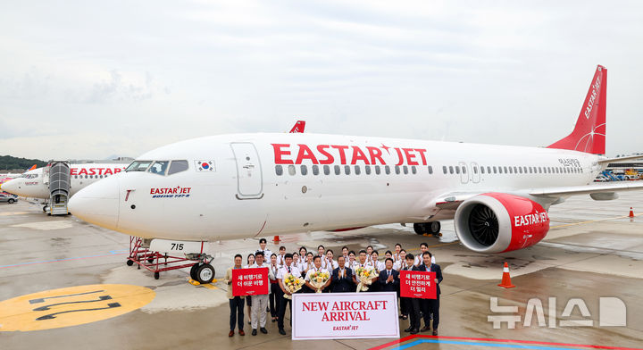 [서울=뉴시스] 박주성 기자 = 이스타항공(대표 조중석)이 19일 신규 항공기(B737-8) 18호기를 도입했다. 이날 신규 항공기 도입을 맞아 김포국제공항 계류장에서 조 대표와 운항승무원들이 기념촬영을 하고 있다. 이스타 항공은 지난 16일에는 16, 17호기를 동시에 도입했으며, 10월에는 19호기, 12월에는 20호기 추가 도입이 예정돼 있어 연말까지 총 20대의 항공기를 운영하게 된다.올해 도입되는 다섯 대의 기재(16~20호기)는 189석 규모의 B737-8 신기종으로, 모두 중고기가 아닌 제작 후 항공사에 처음 인도되는 신규 항공기다.20호기까지 도입되면 이스타항공은 보유 기종 중 신기종(B737-8)이 차지하는 비중이 50%까지 확대되며 항공기 평균 기령이 약 6년대로 낮아진다. (공동취재). 2025.09.19. photo@newsis.com