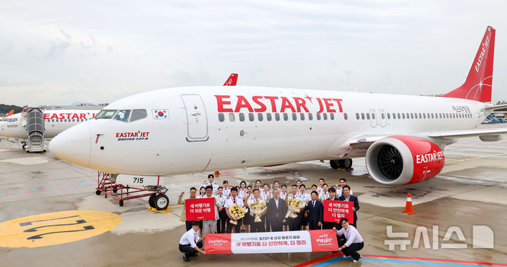 [서울=뉴시스] 박주성 기자 = 이스타항공(대표 조중석)이 19일 신규 항공기(B737-8) 18호기를 도입했다. 이날 신규 항공기 도입을 맞아 김포국제공항 계류장에서 조 대표와 운항승무원들이 기념촬영을 하고 있다. 이스타 항공은 지난 16일에는 16, 17호기를 동시에 도입했으며, 10월에는 19호기, 12월에는 20호기 추가 도입이 예정돼 있어 연말까지 총 20대의 항공기를 운영하게 된다.올해 도입되는 다섯 대의 기재(16~20호기)는 189석 규모의 B737-8 신기종으로, 모두 중고기가 아닌 제작 후 항공사에 처음 인도되는 신규 항공기다.20호기까지 도입되면 이스타항공은 보유 기종 중 신기종(B737-8)이 차지하는 비중이 50%까지 확대되며 항공기 평균 기령이 약 6년대로 낮아진다. (공동취재). 2025.09.19. photo@newsis.com