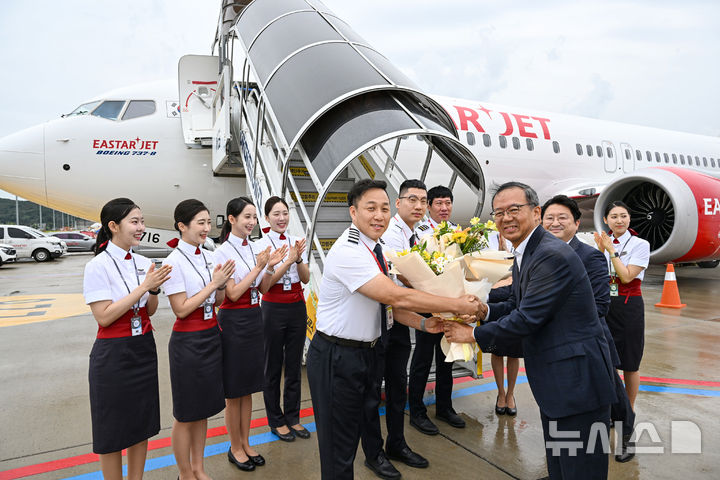 [서울=뉴시스] 박주성 기자 = 이스타항공(대표 조중석)이 19일 신규 항공기(B737-8) 18호기를 도입했다. 이날 신규 항공기 도입을 맞아 김포국제공항 계류장에서 조 대표가 운항승무원들에게 꽃다발을 수여하고 있다. 이스타 항공은 지난 16일에는 16, 17호기를 동시에 도입했으며, 10월에는 19호기, 12월에는 20호기 추가 도입이 예정돼 있어 연말까지 총 20대의 항공기를 운영하게 된다.올해 도입되는 다섯 대의 기재(16~20호기)는 189석 규모의 B737-8 신기종으로, 모두 중고기가 아닌 제작 후 항공사에 처음 인도되는 신규 항공기다.20호기까지 도입되면 이스타항공은 보유 기종 중 신기종(B737-8)이 차지하는 비중이 50%까지 확대되며 항공기 평균 기령이 약 6년대로 낮아진다. (공동취재). 2025.09.19. photo@newsis.com
