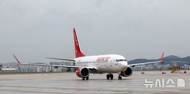 [서울=뉴시스] 박주성 기자 = 이스타항공(대표 조중석)이 19일 신규 항공기(B737-8) 18호기를 도입했다. 이날 신규 항공기가 김포국제공항 계류장으로 착륙하고 있다. 이스타 항공은 지난 16일에는 16, 17호기를 동시에 도입했으며, 10월에는 19호기, 12월에는 20호기 추가 도입이 예정돼 있어 연말까지 총 20대의 항공기를 운영하게 된다.올해 도입되는 다섯 대의 기재(16~20호기)는 189석 규모의 B737-8 신기종으로, 모두 중고기가 아닌 제작 후 항공사에 처음 인도되는 신규 항공기다.20호기까지 도입되면 이스타항공은 보유 기종 중 신기종(B737-8)이 차지하는 비중이 50%까지 확대되며 항공기 평균 기령이 약 6년대로 낮아진다. 2025.09.19. park7691@newsis.com