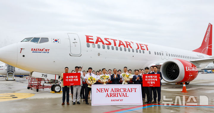 [서울=뉴시스] 박주성 기자 = 이스타항공(대표 조중석)이 19일 신규 항공기(B737-8) 18호기를 도입했다. 이날 신규 항공기 도입을 맞아 김포국제공항 계류장에서 조 대표와 운항승무원들이 기념촬영을 하고 있다. 이스타 항공은 지난 16일에는 16, 17호기를 동시에 도입했으며, 10월에는 19호기, 12월에는 20호기 추가 도입이 예정돼 있어 연말까지 총 20대의 항공기를 운영하게 된다.올해 도입되는 다섯 대의 기재(16~20호기)는 189석 규모의 B737-8 신기종으로, 모두 중고기가 아닌 제작 후 항공사에 처음 인도되는 신규 항공기다.20호기까지 도입되면 이스타항공은 보유 기종 중 신기종(B737-8)이 차지하는 비중이 50%까지 확대되며 항공기 평균 기령이 약 6년대로 낮아진다. 2025.09.19. park7691@newsis.com
