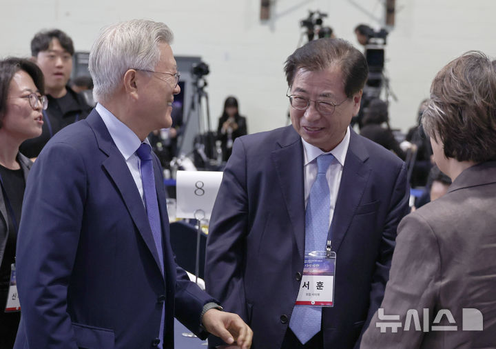 [서울=뉴시스] 국회사진기자단 = 문재인 전 대통령이 19일 경기도 파주 캠프 그리브스에서 열린 9.19 평양공동선언 남북군사합의 7주년 기념식 및 2025 한반도 평화주간 개막식에서 서훈 전 국정원장과 대화를 하고 있다. 2025.09.19. photo@newsis.com