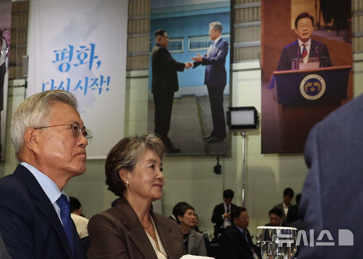 [서울=뉴시스] 국회사진기자단 = 문재인 전 대통령과 김정숙 여사가 19일 경기도 파주 캠프 그리브스에서 열린 9.19 평양공동선언 남북군사합의 7주년 기념식 및 2025 한반도 평화주간 개막식에 참석해 있다. 2025.09.19. photo@newsis.com