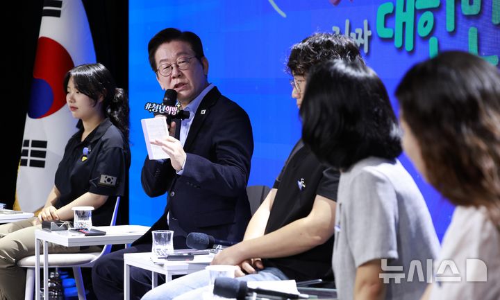 [서울=뉴시스] 최동준 기자 = 이재명 대통령이 지난 9월 19일 서울 마포구 구름아래 소극장에서 열린 2030 청년 소통·공감 토크콘서트에서 발언하고 있다. 2025.09.19. photocdj@newsis.com