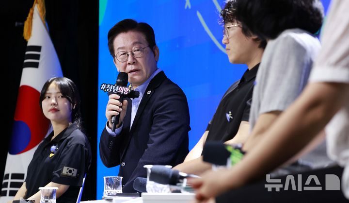 [서울=뉴시스] 최동준 기자 = 이재명 대통령이 19일 서울 마포구 구름아래 소극장에서 열린 2030 청년 소통·공감 토크콘서트에서 발언하고 있다. 2025.09.19. photocdj@newsis.com