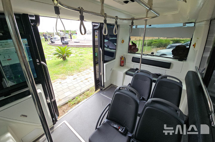 [서귀포=뉴시스] 우장호 기자 = 19일 오후 제주 서귀포시 성산읍 광치기해변 일원에서 관광형 자율주행버스 '일출봉 GO'가 시범 운영되고 있다. 핸들과 페달이 없이 이동하는 레벨4(Lv4) 수준의 '일출봉 GO'는 오는 22일부터 12월19일까지 섭지코지, 신양해수욕장, 광치기해변, 성산일출봉(성산수협 앞)을 잇는 왕복 9.3㎞ 구간에서 시범 운행된다. 2025.09.19. woo1223@newsis.com