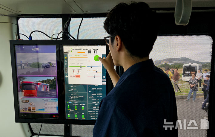 [서귀포=뉴시스] 우장호 기자 = 19일 오후 제주 서귀포시 성산읍 광치기해변 일원에서 시범운행에 나선 관광형 자율주행버스 '일출봉 GO'를 안전관리자가 조작하고 있다. 핸들과 페달이 없이 이동하는 레벨4(Lv4) 수준의 '일출봉 GO'는 오는 22일부터 12월19일까지 섭지코지, 신양해수욕장, 광치기해변, 성산일출봉(성산수협 앞)을 잇는 왕복 9.3㎞ 구간에서 시범 운행된다. 2025.09.19. woo1223@newsis.com