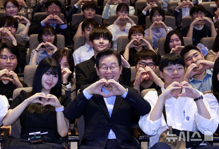 [서울=뉴시스] 최동준 기자 = 이재명 대통령이 19일 서울 마포구 구름아래 소극장에서 열린 2030 청년 소통·공감 토크콘서트에서 참석자들과 기념촬영 하고 있다. 2025.09.19. photocdj@newsis.com