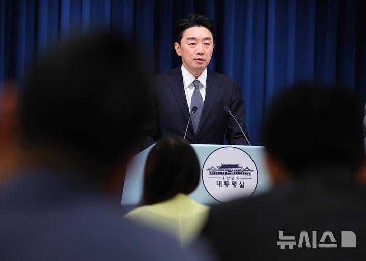 [서울=뉴시스] 최동준 기자 = 강훈식 대통령 비서실장이 19일 용산 대통령실에서 청년의 날을 맞아 진행했던 청년 주간 행사 관련 브리핑을 하고 있다. (대통령실통신사진기자단) 2025.09.19. photocdj@newsis.com