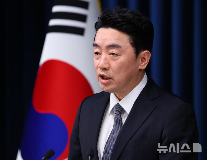 [서울=뉴시스] 최동준 기자 = 강훈식 대통령 비서실장이 19일 용산 대통령실에서 청년의 날을 맞아 진행했던 청년 주간 행사 관련 브리핑을 하고 있다. (대통령실통신사진기자단) 2025.09.19. photocdj@newsis.com