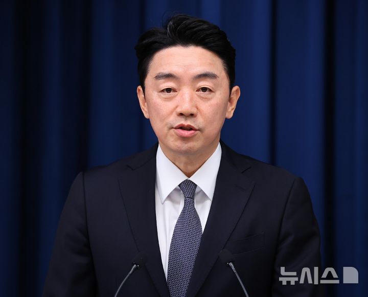 [서울=뉴시스] 최동준 기자 = 강훈식 대통령 비서실장이 19일 용산 대통령실에서 청년의 날을 맞아 진행했던 청년 주간 행사 관련 브리핑을 하고 있다. (대통령실통신사진기자단) 2025.09.19. photocdj@newsis.com