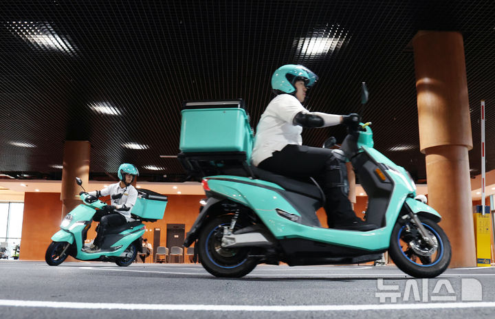 [하남=뉴시스] 김진아 기자 = 지난19일 경기 하님시 배민라이더스쿨에서 열린 '2025 배민라이더스쿨 개관 기념식'에서 이륜차 교육 전문 강사들이 시범을 보이고 있다. 2025.09.21. bluesoda@newsis.com