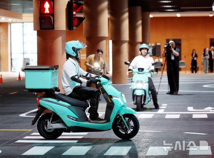 [하남=뉴시스] 김진아 기자 = 배민라이더스쿨에서 열린 '2025 배민라이더스쿨 개관 기념식'에서 이륜차 교육 전문 강사들이 시범을 보이고 있다. 2025.09.21. bluesoda@newsis.com