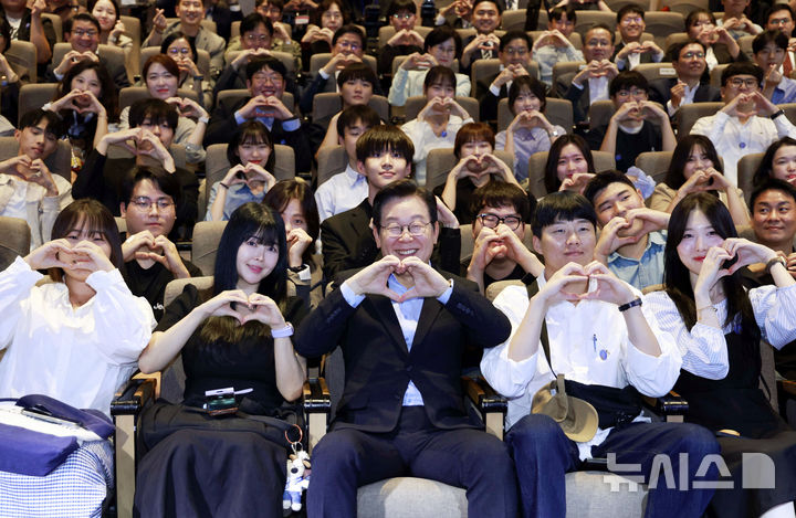 [서울=뉴시스] 최동준 기자 = 이재명 대통령이 19일 서울 마포구 구름아래 소극장에서 열린 2030 청년 소통·공감 토크콘서트에서 참석자들과 기념촬영 하고 있다. 2025.09.19. photocdj@newsis.com