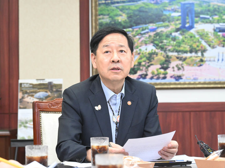 [서울=뉴시스] 홍효식 기자 = 사진은 구윤철 경제부총리 겸 기획재정부 장관이 19일 경주 화백컨벤션센터(HICO)를 방문, 2025 APEC 정상회의 준비상황 보고를 듣고 있는 모습. (사진=기획재정부 제공) 2025.09.19. photo@newsis.com *재판매 및 DB 금지