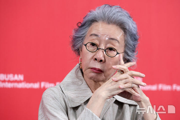 [부산=뉴시스] 박진희 기자 = 윤여정 배우가 19일 부산 해운대구 영화의전당 비프힐에서 영화 '결혼 피로연' 기자간담회를 하고 있다. 2025.09.19. pak7130@newsis.com