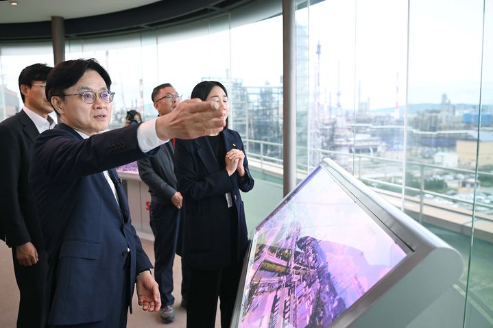 [서울=뉴시스] 홍효식 기자 = 김정관 산업통상자원부 장관이 19일 울산 남구 석유화학산업단지 내 SK지오센트릭을 방문해 관계자로부터 운영현황 및 애로사항을 청취한 후 생산 및 안전관리 현황 등을 점검하고 있다. (사진=산업통상자원부 제공) 2025.09.19. photo@newsis.com *재판매 및 DB 금지