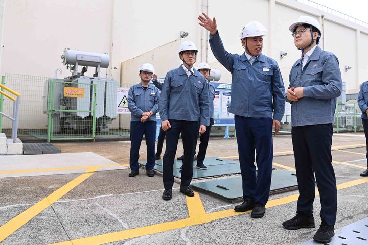 [서울=뉴시스] 홍효식 기자 = 김정관 산업통상자원부 장관이 19일 울산 남구 석유화학산업단지 내 대한유화를 방문해 관계자로부터 운영현황 및 애로사항을 청취한 후 생산 및 안전관리 현황 등을 점검하고 있다. (사진=산업통상자원부 제공) 2025.09.19. photo@newsis.com *재판매 및 DB 금지