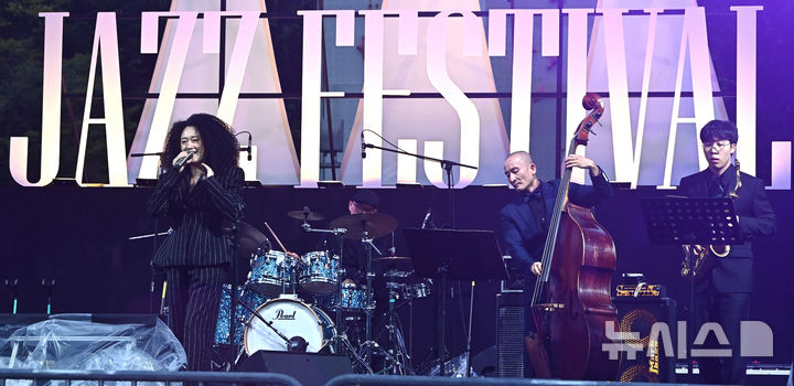 [수원=뉴시스] 김종택 기자 = '2025 수원재즈페스티벌'이 열린 19일 오후 경기 수원시 광교호수공원 재미난 밭에 마련된 무대에서 재즈보컬 양지가 열띤 공연을 펼치고 있다. 2025.09.19. jtk@newsis.com