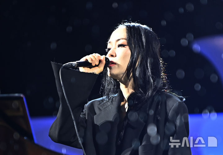 [수원=뉴시스] 김종택 기자 = '2025 수원재즈페스티벌'이 열린 19일 오후 경기 수원시 광교호수공원 재미난 밭에 마련된 무대에서 국내 대표 뮤지션 김윤아가 열띤 공연을 펼치고 있다. 2025.09.19. jtk@newsis.com