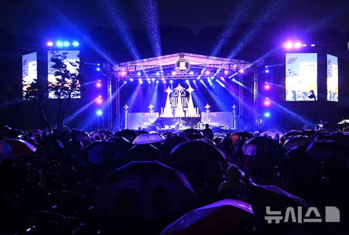 [수원=뉴시스] 김종택 기자 = '2025 수원재즈페스티벌'이 열린 19일 오후 경기 수원시 광교호수공원 재미난 밭에서 잔디광장을 가득 메운 시민들이 흥겨운 재즈 선율을 즐기고 있다. 2025.09.19. jtk@newsis.com