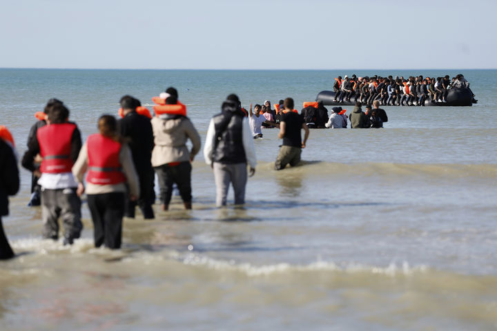 [그라블린=AP/뉴시스] 지난달 19일 프랑스 북부 그라블린에서 영국으로 향하는 소형 보트에 탑승하고 있는 이주민들. 2025.10.1