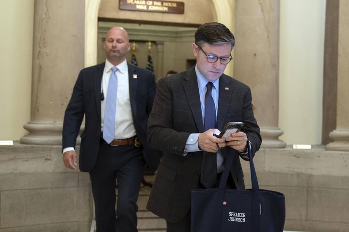 [워싱턴=AP/뉴시스]마이크 존슨 미 하원 의장이 19일(현지시각) 1주일의 하원 휴회를 앞두고 의사당을 벗어나며 휴대폰을 보고 있다. 이날 하원은 피살된 청년 우파 활동가 찰리 커크 추모 결의안을 채택했으나 다수의 민주당 의원들이 반대했다. 2025.9.19. 