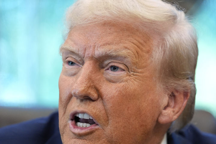 [워싱턴=AP/뉴시스] 21일(현지 시간) 파이낸셜타임스에 따르면 미국 이민국(USCIS)은 지난해 신규 H-1B 비자를 14만1000건 이상 발급했다. 올해도 비슷한 규모라면 미국 기업들의 부담은 연간 140억 달러에 달한다. 사진은 도널드 트럼프 미국 대통령이 19일(현지 시간) 백악관 집무실에서 발언하고 있다. 2025.09.22.