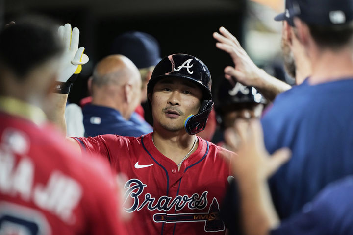 [디트로이트=AP/뉴시스] 애틀랜타 브레이브스의 김하성이 20일(한국 시간) 미국 미시간주 디트로이트의 코메리카 파크에서 열린 2025 메이저리그(MLB) 디트로이트 타이거스와의 8회 홈런을 날린 뒤 동료들의 축하를 받고 있다. 2025.09.20.