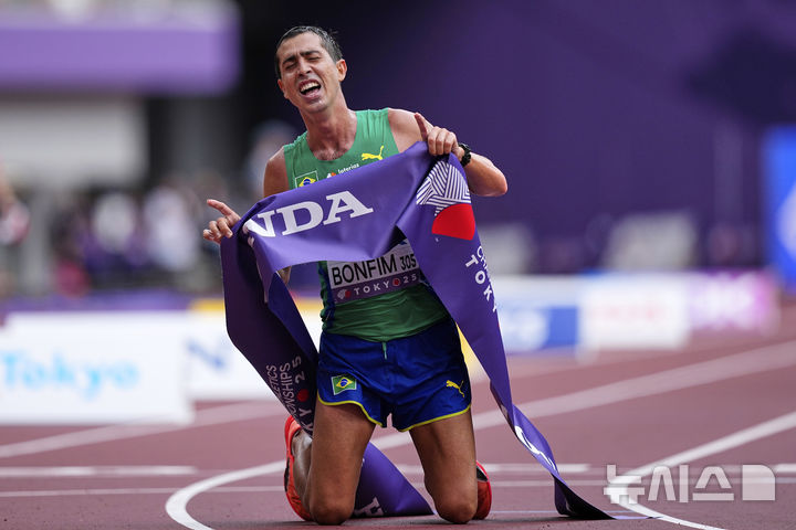 Brazil's Caio Bonfim celebrates winning the gold medal in the men's 20 kilometers race walk at the World Athletics Championships in Tokyo, Saturday, Sept. 20, 2025. (AP Photo/Petr David Josek)