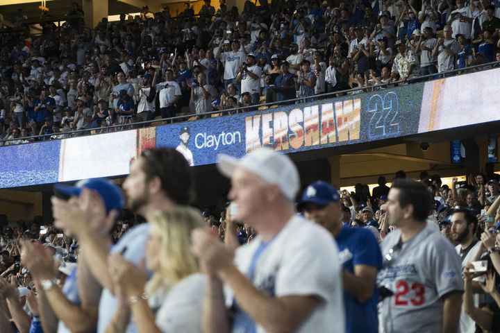 [로스앤젤레스=AP/뉴시스] LA 다저스의 클레이튼 커쇼가 20일(한국 시간) 미국 캘리포니아주 로스앤젤레스의 다저스타디움에서 열린 2025 MLB 샌프란시스코 자이언츠와의 홈 경기에 선발 등판했다. 관객들은 그의 마지막 등판에 기립 박수를 보내고 있다. 2025.09.20.