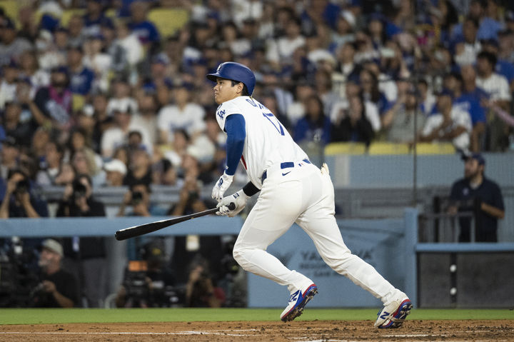 [로스앤젤레스=AP/뉴시스] LA 다저스의 오타니 쇼헤이가 20일(한국 시간) 미국 캘리포니아주 로스앤젤레스의 다저스타디움에서 열린 2025 MLB 샌프란시스코 자이언츠와의 홈 경기 3회 안타를 치고 있다. 2025.09.20.