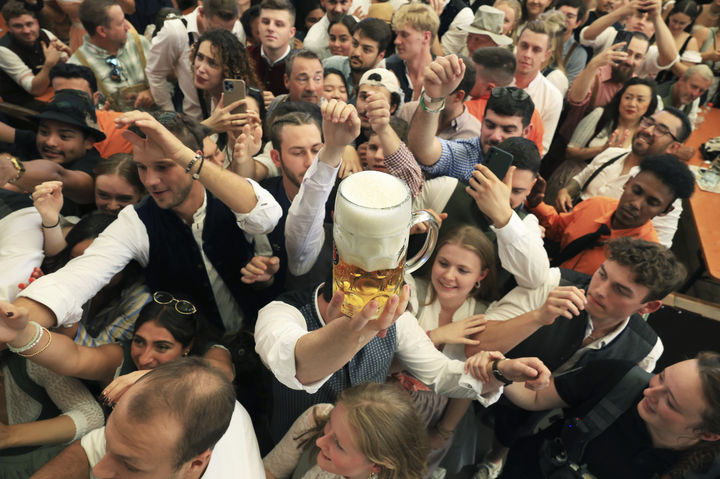 [뮌헨=AP/뉴시스] 지난 20일 독일 뮌헨 테레지엔비제 광장에서 열린 옥토버페스트 첫날, 파울라너 맥주 텐트에서 방문객들에게 맥주를 나눠주는 모습.