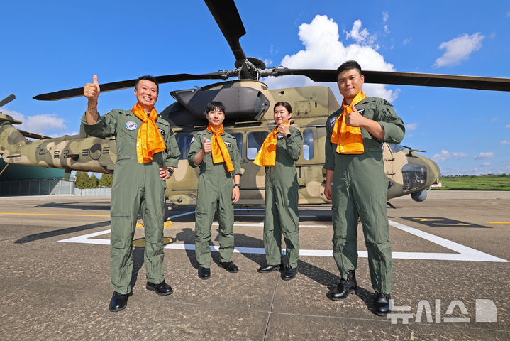 [서울=뉴시스]육군 '수리온 국민 조종사'로 임명된 손승목(61), 김영호 (26), 이환아(40), 진건목(34)씨. (사진=육군 제공) 2025.09.20