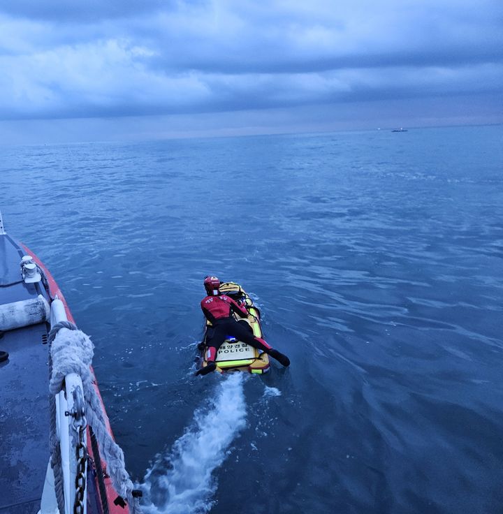 [울산=뉴시스] 20일 오전 5시24분께 부산 기장군 동백항 인근 해상에서 선적 2대가 충돌해 해경이 사고를 수습하고 있다. (사진=울산해양경찰서 제공) 2025.09.20. photo@newsis.com *재판매 및 DB 금지