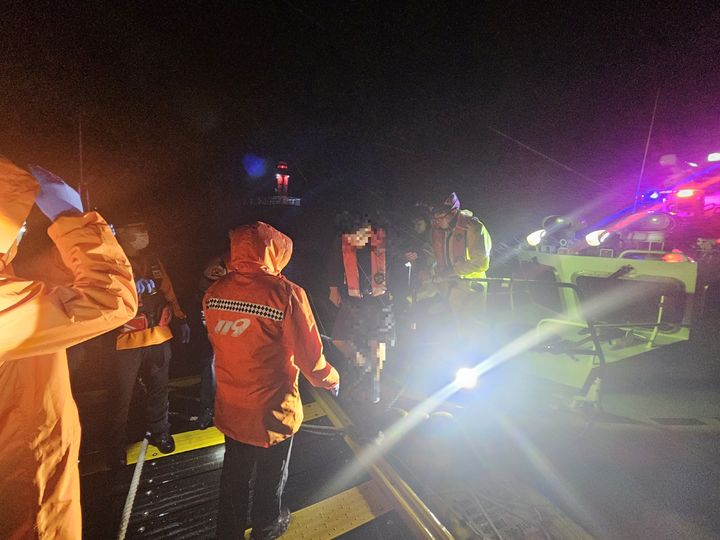 [서산=뉴시스]지난 19일 오후 10시38분께 충남 서산 벌말항에서 구급대가 해경 연안구조정에서 내리고 있는 응급환자를 맞이하고 있다. (사진=태안해양경찰서 제공) 2025.09.20. photo@newsis.com *재판매 및 DB 금지